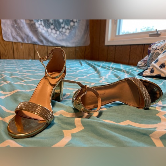 High heels size 7, JCPenny, color gold - Picture 2 of 3